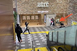 アトレ吉祥寺店 アクセス 4:エスカレーターを下りたら矢印の入口より「アトレ」へお入りください。
