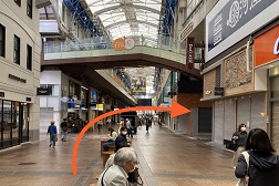 神戸三宮さんプラザ店 アクセス 3:少し進むと右側にauがございますので次の角を右にお曲がりください。