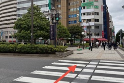 高円寺駅前店 アクセス 3:左手の高円寺南口駅前広場を通り過ぎそのままお進みください。
