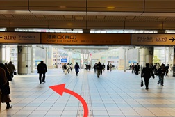 品川駅港南口店 アクセス 1:1.品川駅港南口よりご案内します。矢印の方へお進みください。