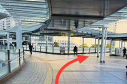 品川駅港南口店 アクセス 2:2.少し進むと左手にアレア品川がございます。矢印の方へお進みください。