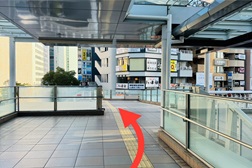 品川駅港南口店 アクセス 3:3.矢印の先に下りの階段がございますのでそのままお下りください。