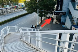 品川駅港南口店 アクセス 4:4.階段を下り矢印の方へお進みください。