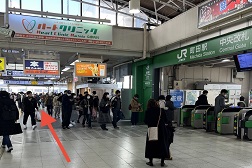 町田店 アクセス 1:JR横浜線町田駅 中央改札よりご案内します。矢印の方へお進みください。