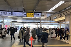 町田店 アクセス 2:右側にルミネがございます。そのままデッキの方へ進みください。