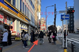 町田店 アクセス 4:階段を降りて歩道を進むと「マツキヨ」があるのでそのままお進みください。