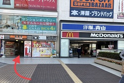 松戸駅前店 アクセス 3:右へ進むとすぐに当店の看板がございます。中へお進みください。