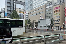 中野マルイ店 アクセス 2:中野駅を背にすると目の前に中野マルイがございます。