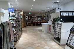 中野マルイ店 アクセス 5:エスカレーターを降りて右にまわっていただくとすぐに当店がございます。