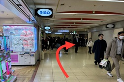 大阪駅前第4ビル店 アクセス 4:4.真っ直ぐ進むと左側にゲームセンターがあります。矢印を右にお曲がりください。