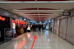 大阪駅前第4ビル店 アクセス 5:5.右に曲がり真っ直ぐお進みください。