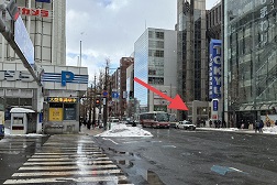 東急百貨店さっぽろ店 アクセス 3:先の交差点まで進むと東急百貨店が見えて参ります。