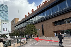 仙台駅前店 アクセス 1:仙台駅西口デッキよりご案内します。PARCO方面へお進み下さい。