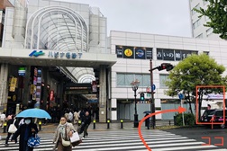 仙台駅前店 アクセス 5:ひとつ目横断歩道からすぐ右側に当店が見えてきます。