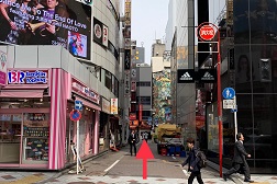 渋谷センター街店 アクセス 3:「2」の矢印を入るとこちらの道路になります。