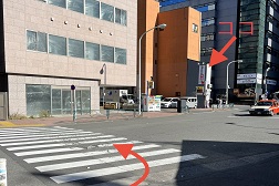 新橋駅前店 アクセス 4:横断歩道を渡ると右側に当店の看板が見えて参ります。