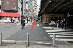 新宿東南口店 アクセス 3:そのまま真っ直ぐお進み下さい。