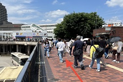 多摩センター駅前店 アクセス 3:すぐに「マグレブWEST」が見えてまいります。そのままお進み下さい。