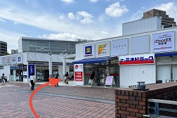 多摩センター駅前店 アクセス 4:矢印の方(モノレール方面)へお進み下さい。