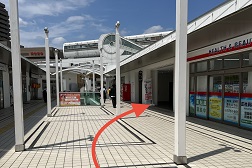 多摩センター駅前店 アクセス 5:矢印の方へ行くとすぐに当店がございます。