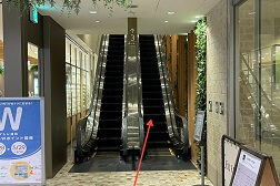 アトレ浦和店 アクセス 4:中に入るとすぐにエスカレーターがございます。4階までお上がりください。