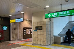 アトレ上野店 アクセス 4:「スターバックス」の前を通り過ぎ矢印の方にお進みください。