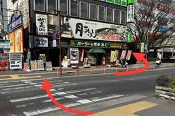 宇都宮駅前店 アクセス 3:3.階段を下りたら横断歩道を渡り矢印の方向へお進みください。