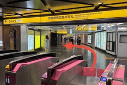 東京メトロ銀座店 アクセス 2:矢印の方に進み階段をまわってください。